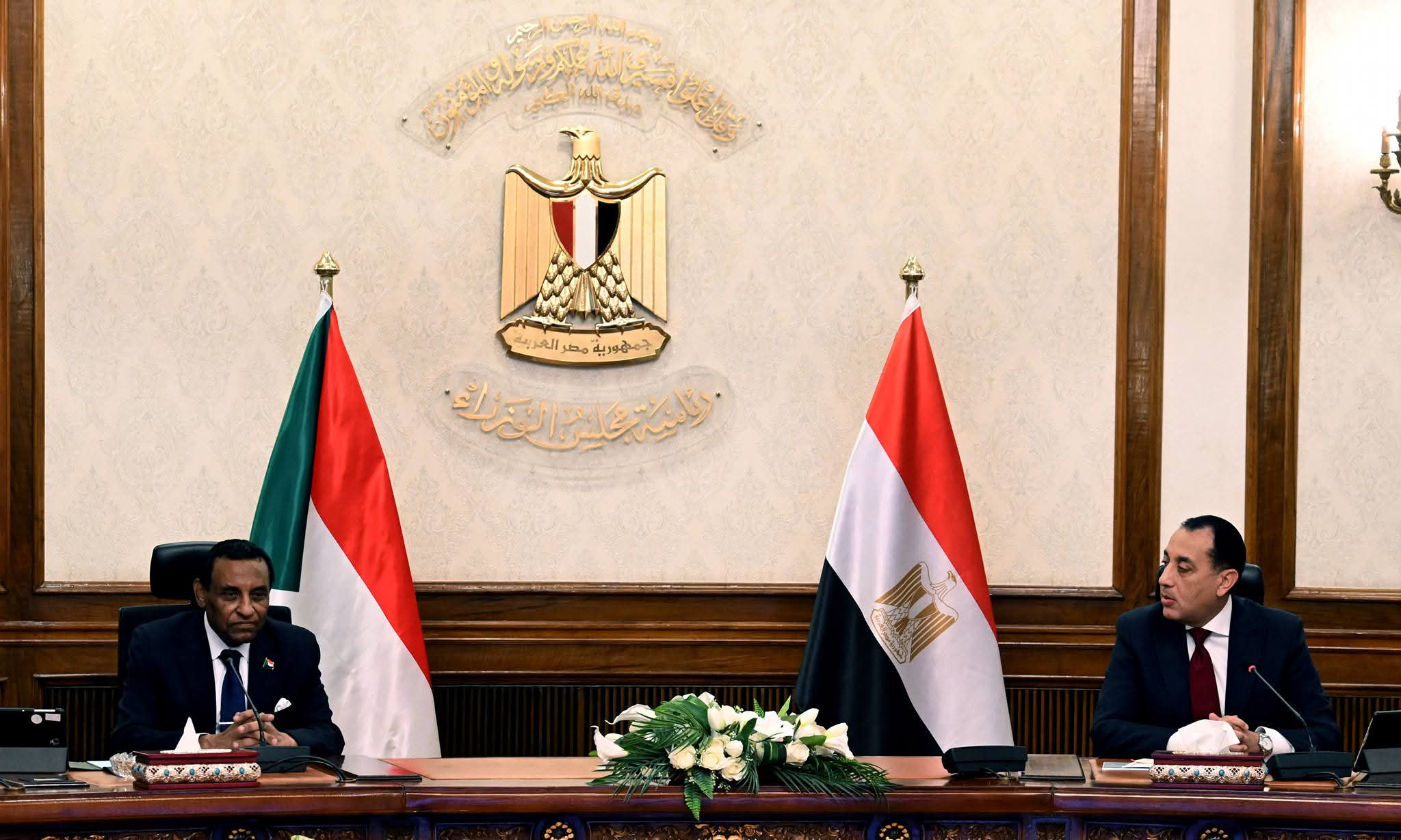 رئيس الوزراء المصري د. مصطفى مدبولي مع رئيس الوزراء الانتقالي للسودان كامل إدريس خلال المباحثات