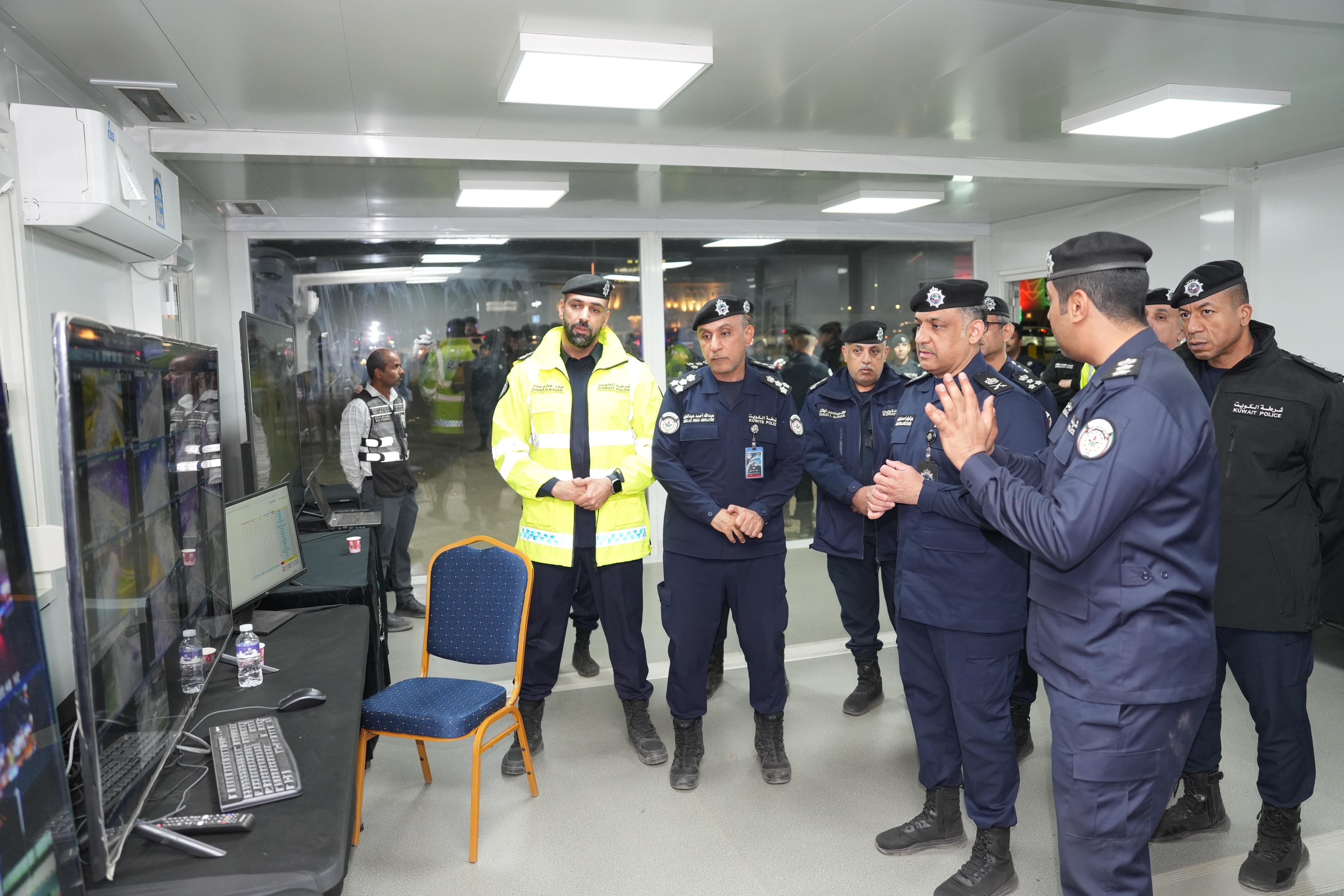 وكيل وزارة الداخلية يتفقد عددا من النقاط الأمنية ومواقع الانتشار في ثاني أيام الاحتفالات الوطنية