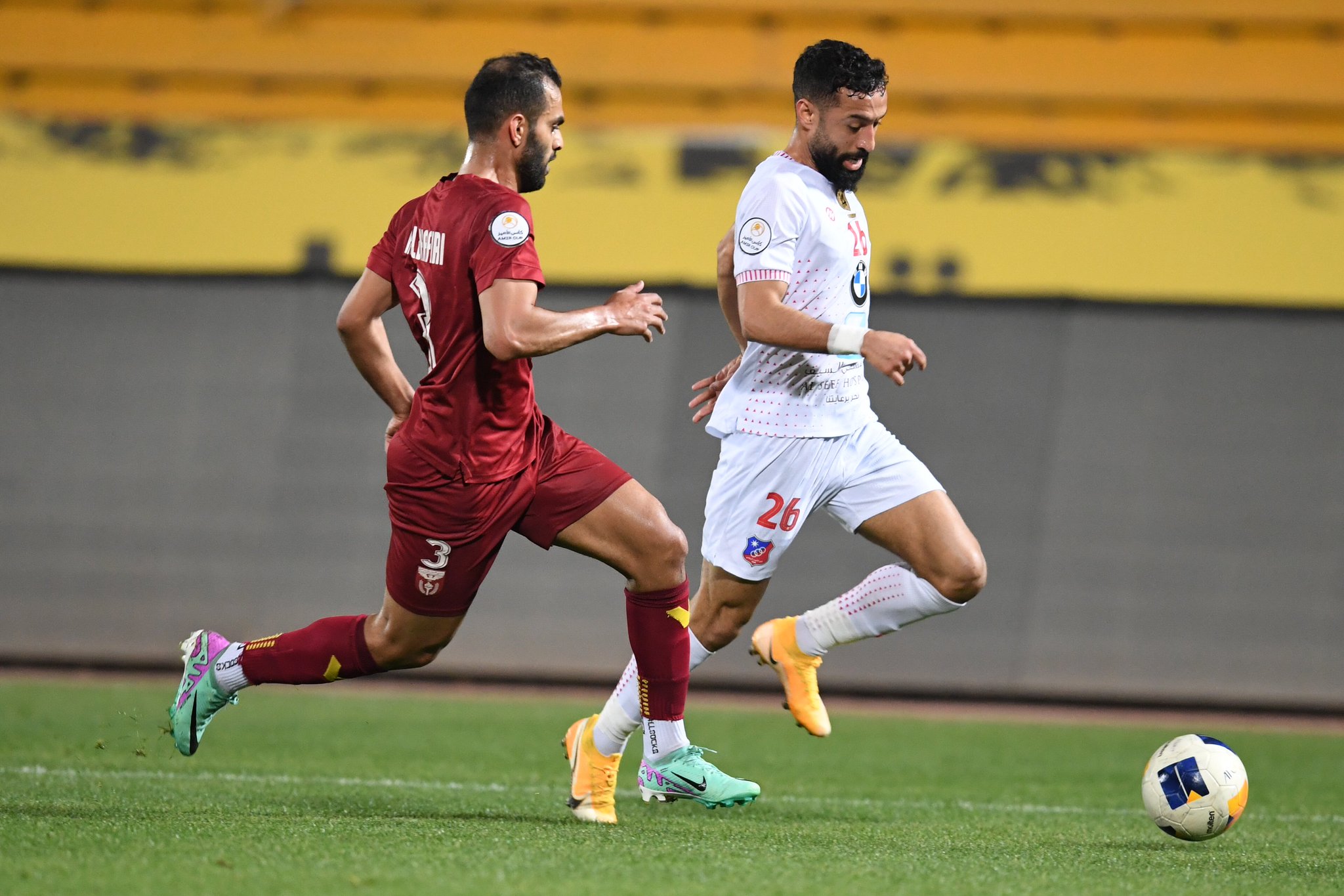 لاعب الكويت يحاول المرور من لاعب النصر
