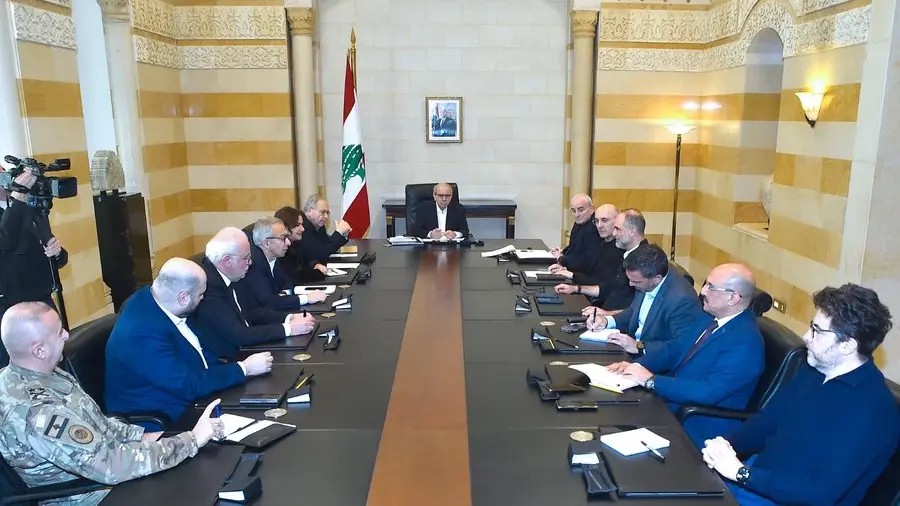 رئيس مجلس الوزراء اللبناني نواف سلام خلال اجتماع طارئ عقد في السراي الحكومي