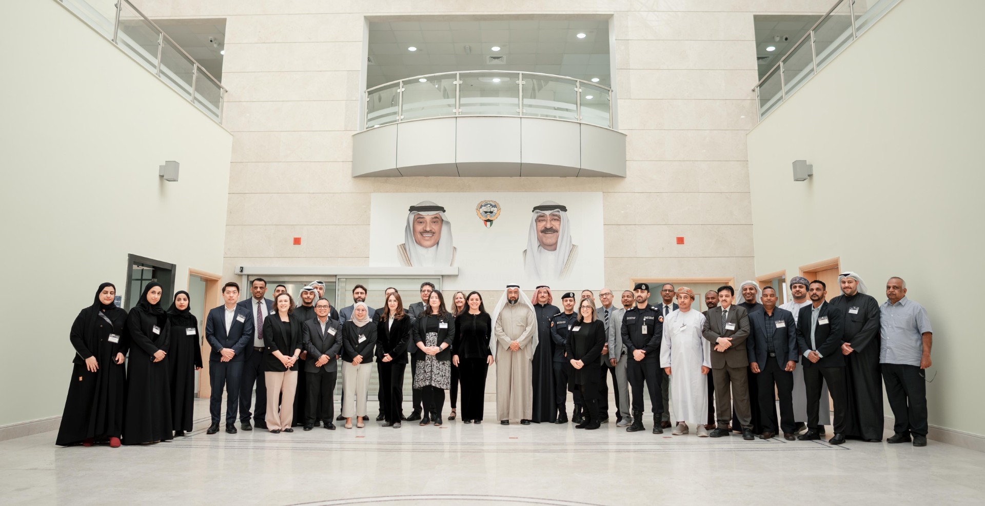 الوكيل المساعد للشؤون الصحة العامة د. المنذر الحساوي و المشاركين في ورشة العمل