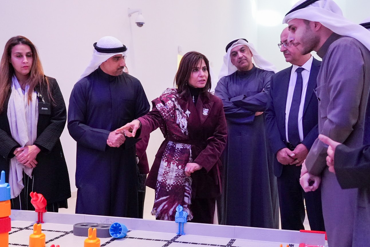جولة مدير جامعة الكويت د. دينا الميلم خلال منافسات فرق بطولة الكويت الوطنية للروبوتات