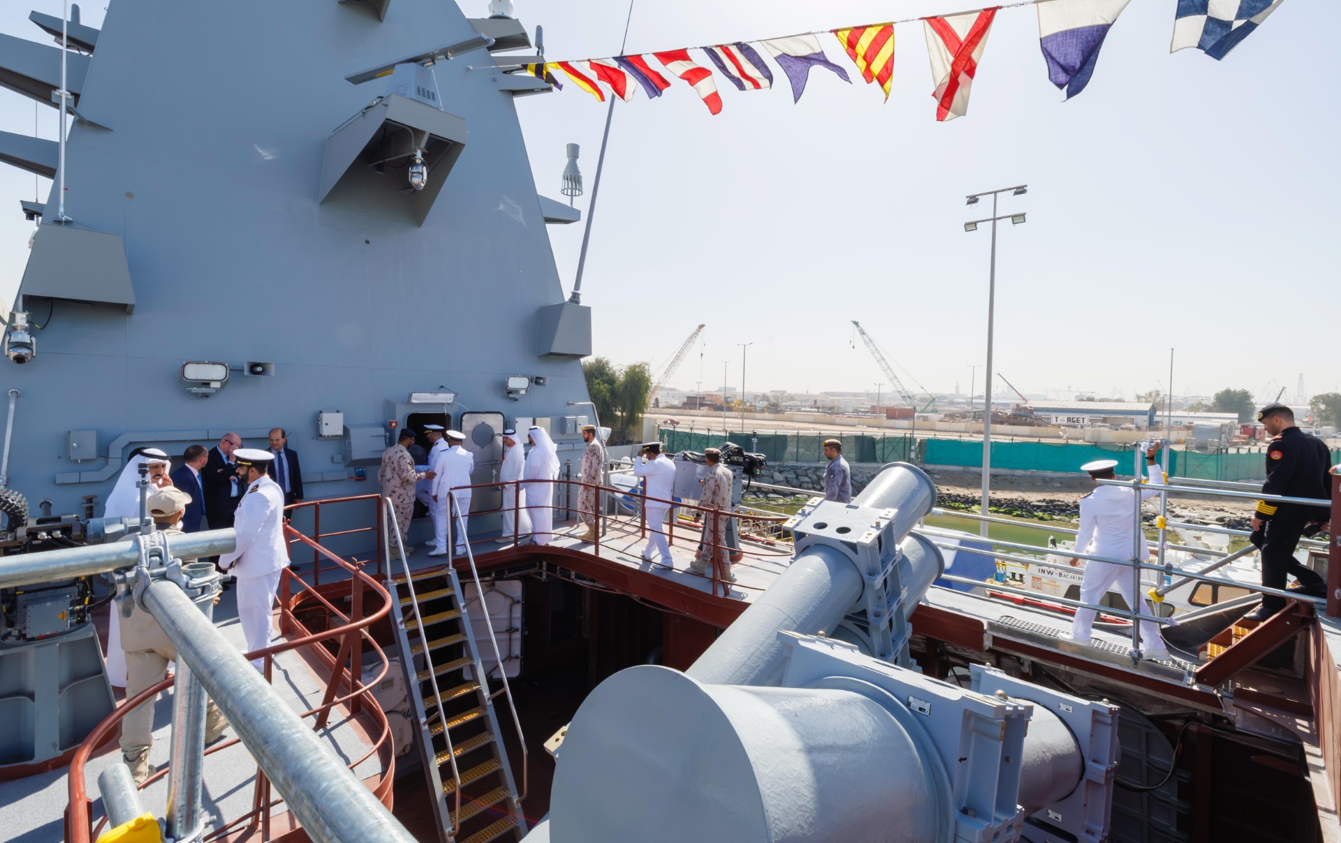 آمر القوة البحرية يشارك في حفل إنزال الزورق الأول (الدرة) في أبوظبي