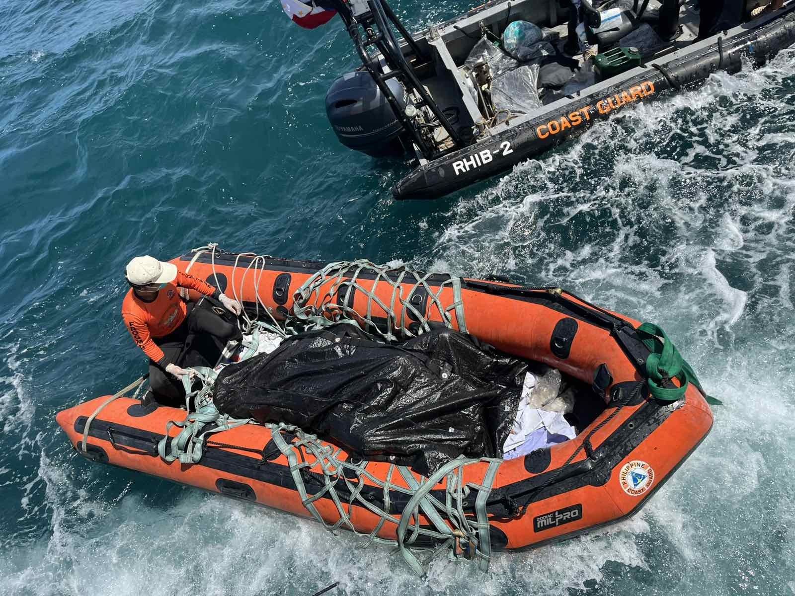 انتشال جثث من موقع غرق السفينة (ام في تريشا كيرستن 3) قبالة جزيرة (بالوك بالوك) في إقليم (باسيلان) جنوب الفلبين