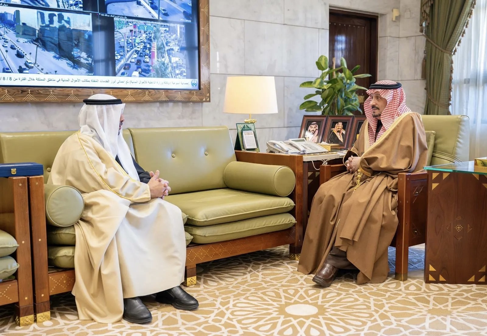 سفير دولة الكويت لدى السعودية يبحث مع أمير منطقة الرياض العلاقات الثنائية الوطيدة والمتجذرة