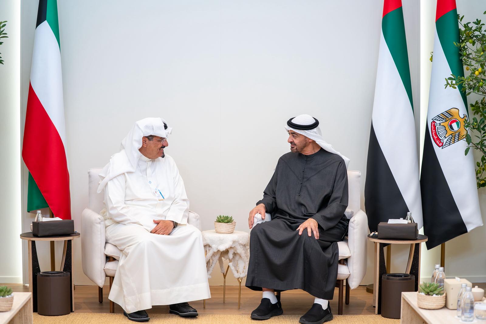 Le président des Emirats arabes unis reçoit le Premier ministre koweïtien.