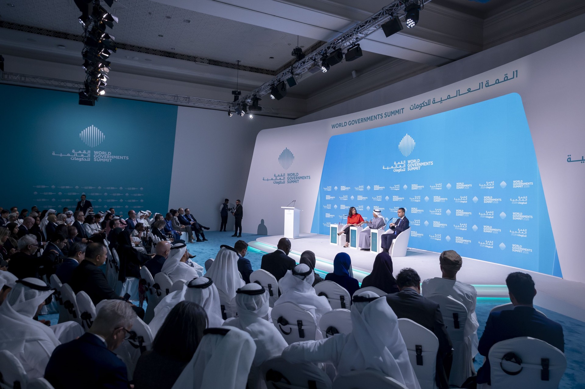 جانب من جلسة (سباق الاستثمار والتجارة القادم) ضمن فعاليات القمة العالمية للحكومات في دبي