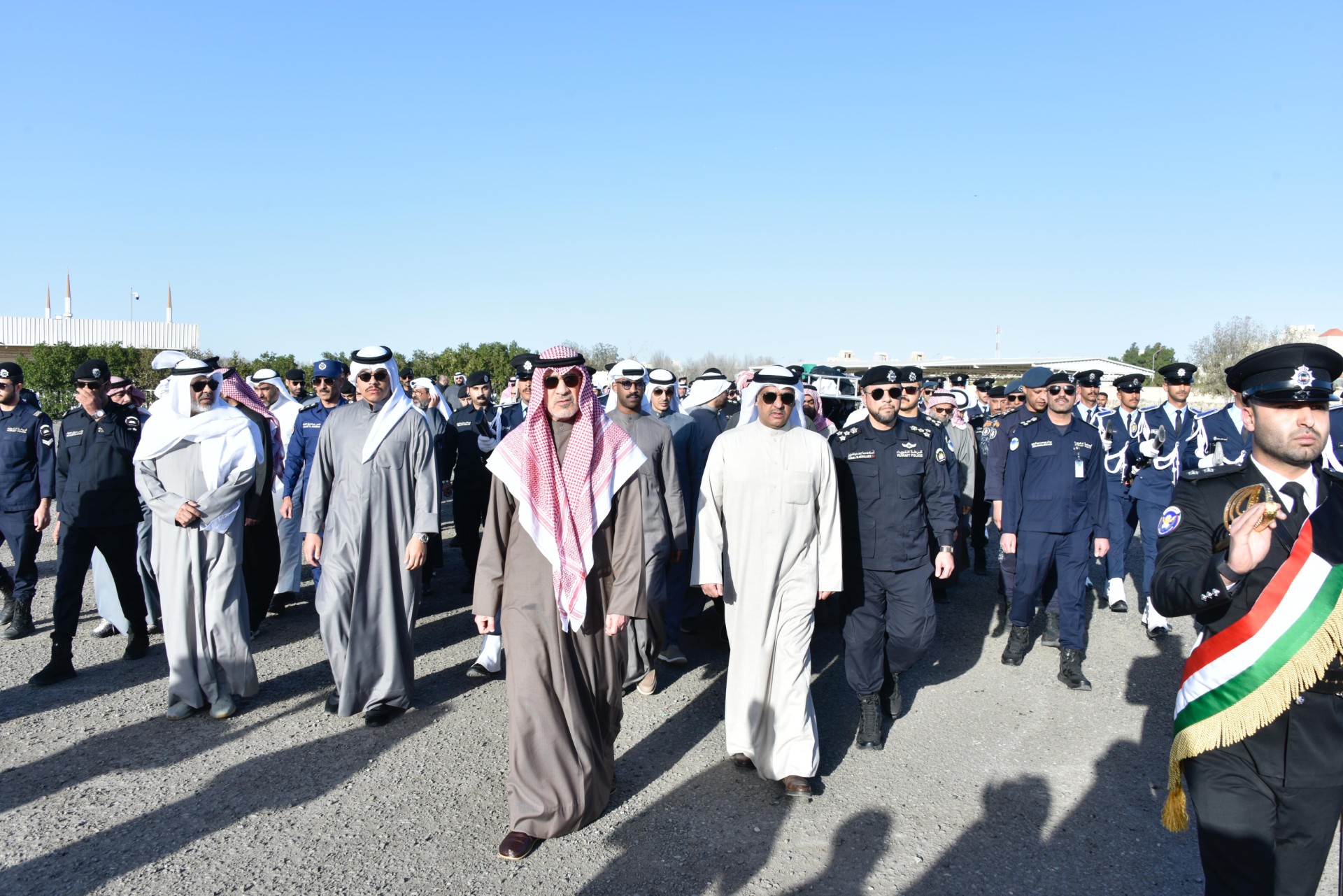 رئيس مجلس الوزراء بالإنابة الشيخ فهد يوسف سعود الصباح ووكيل وزارة الداخلية اللواء عبدالوهاب الوهيب يتقدمان مراسم تشييع شهيد الواجب وكيل أول ضابط خالد أحمد الشرف