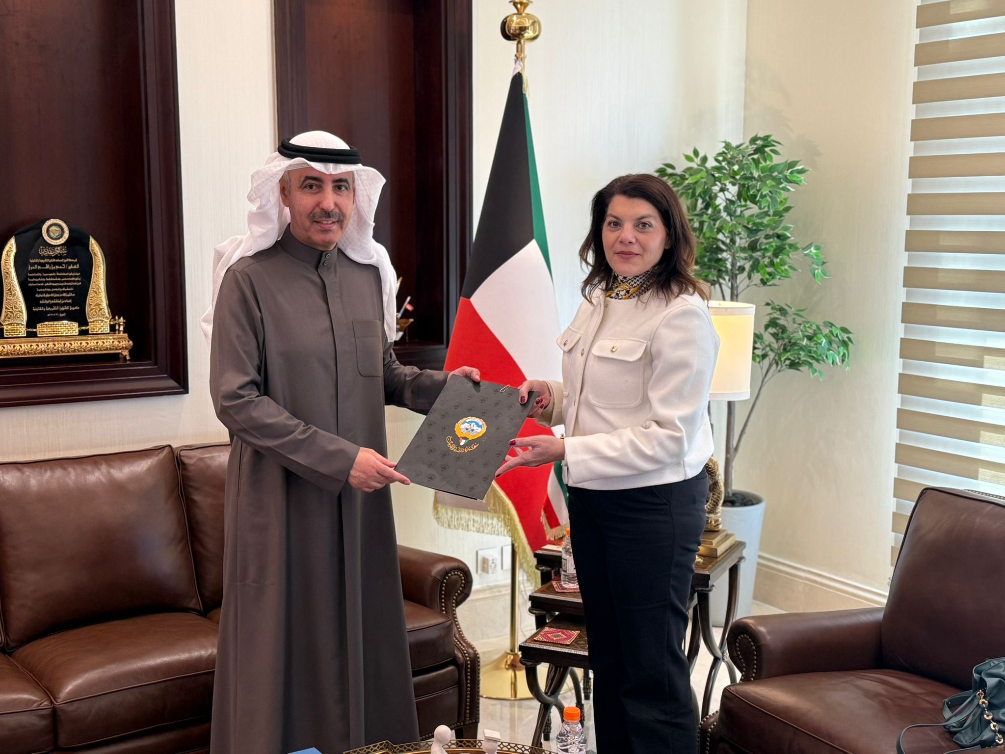 L’ambassadeur du Koweït en Jordanie, Hamad Al-Marri remet le don annuel du Koweït à l’UNRWA