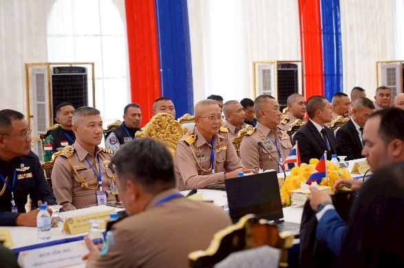 جانب من اجتماع اللجنة الإقليمية الخاصة للحدود التايلاندية-الكمبودية في مقاطعة (ترات) صحيفة (تاي إنكوارير) التايلاندية