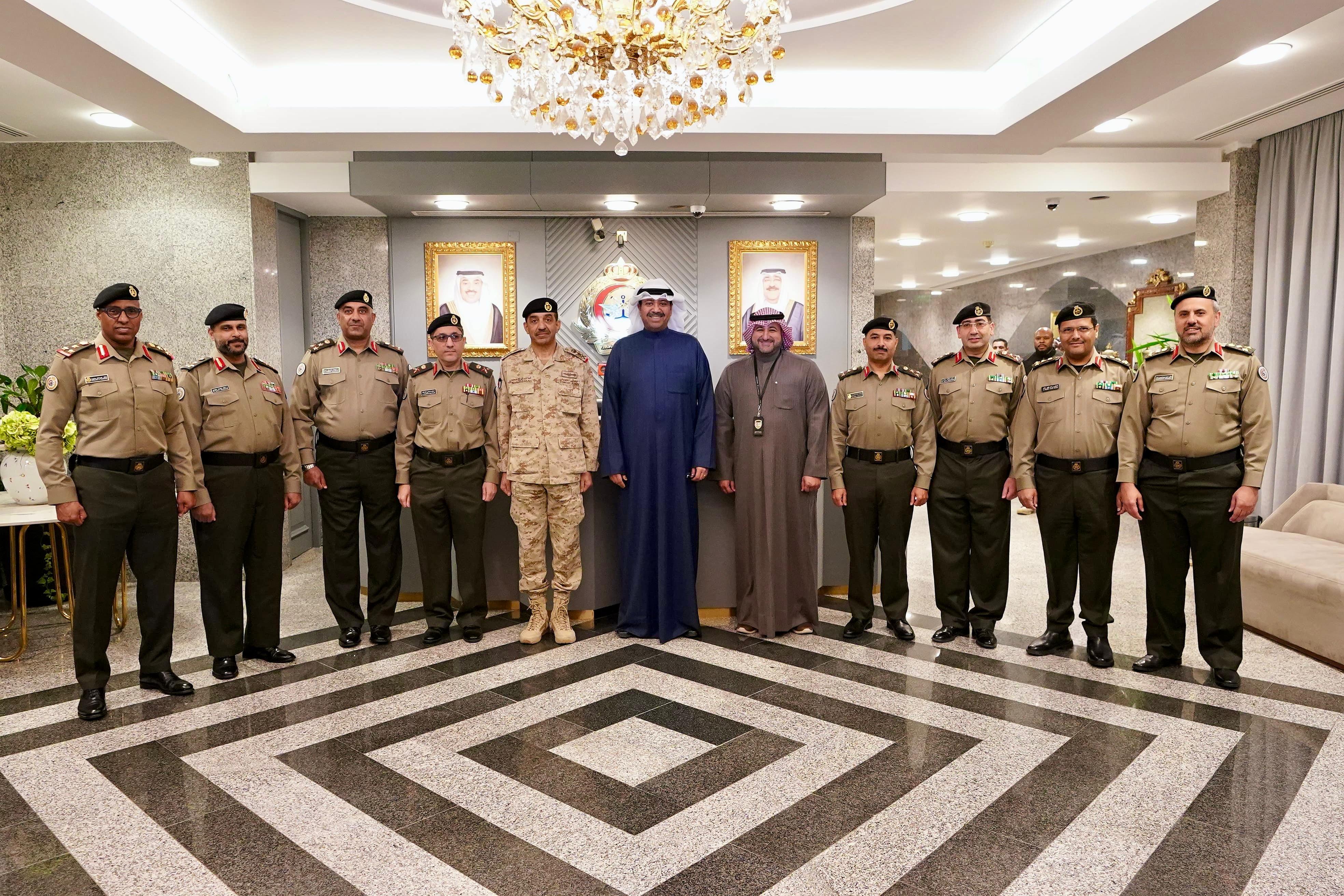 وزير الدفاع يدشن جهاز الروبوت (hugo) المستخدم بالعمليات الجراحية بمستشفى (جابر الأحمد) للقوات المسلحة