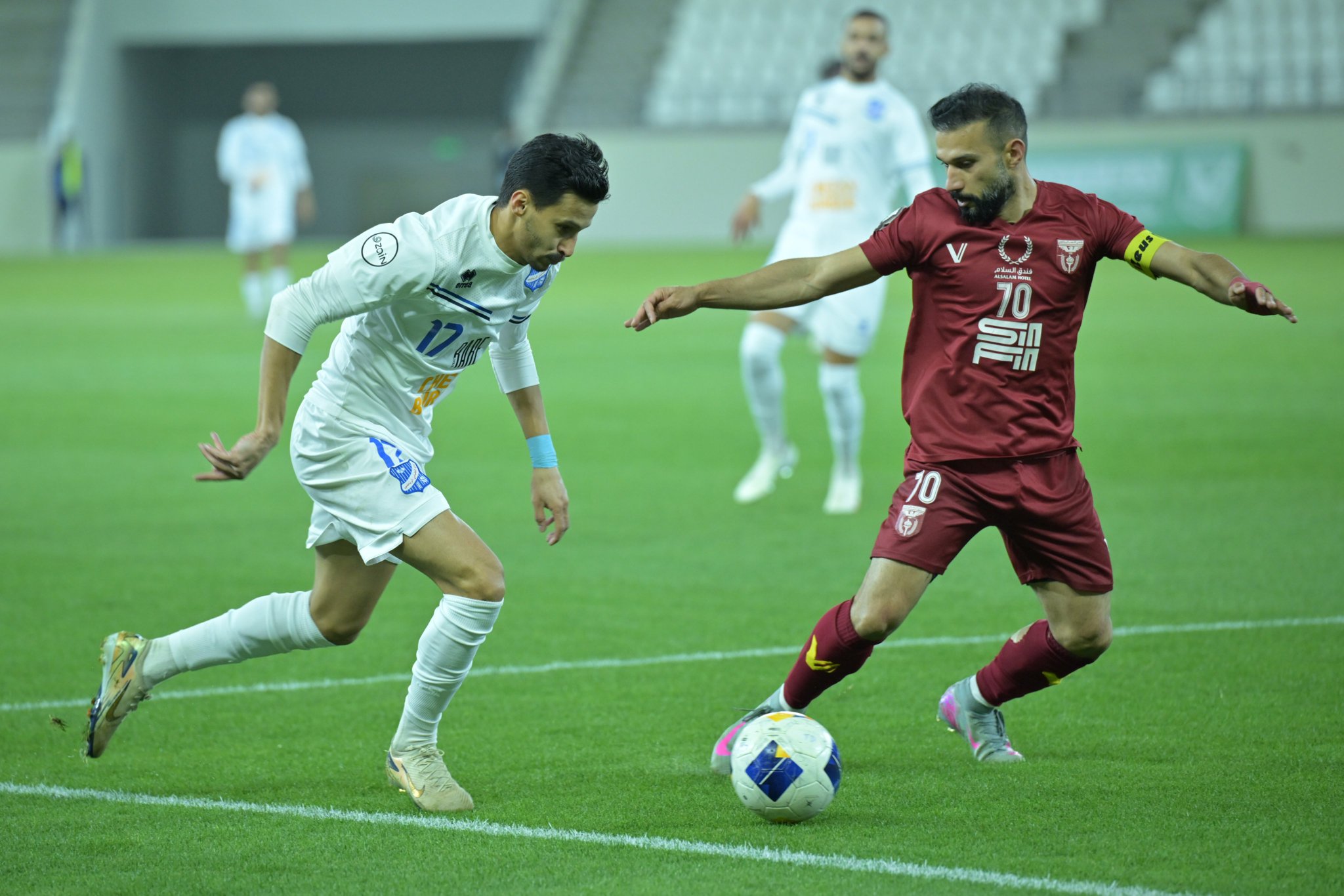 لاعب التضامن يحاول المرور من لاعب النصر