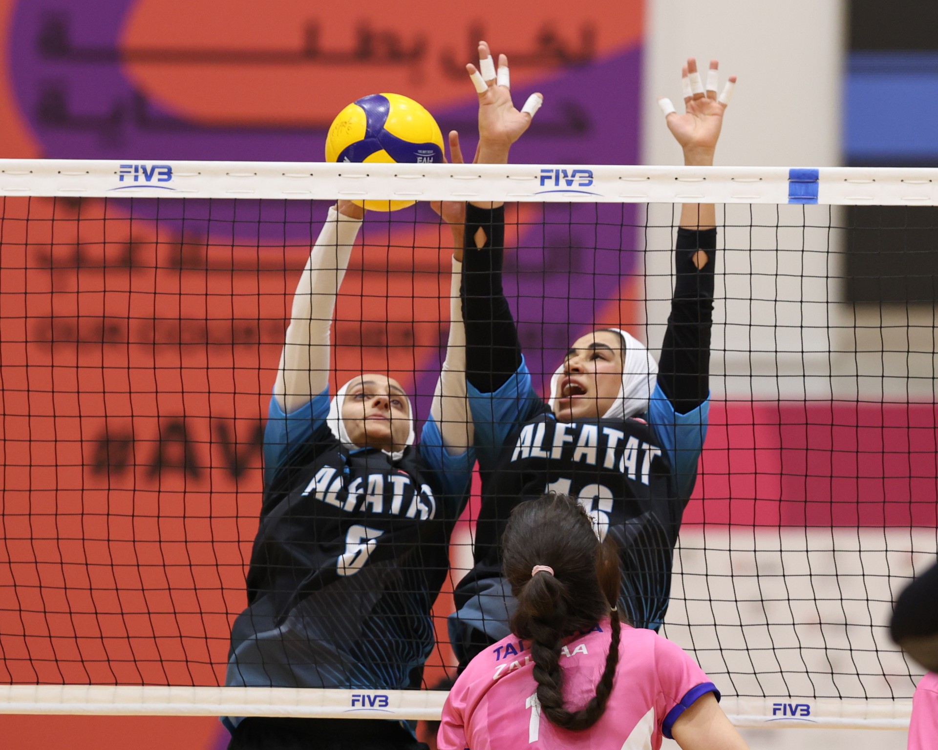 فريق نادي الفتاة الرياضي الكويتي لكرة الطائرة خلال المباراة