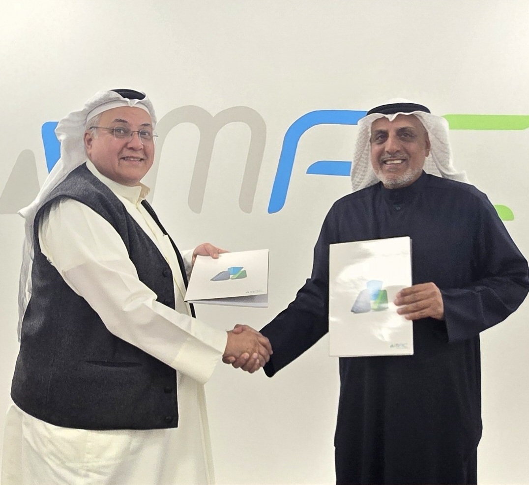 رئيس فريق الغوص الكويتي وليد الفاضل اثناء توقيع مذكرة تعاون مع إحدى شركات الصناعات التحويلية