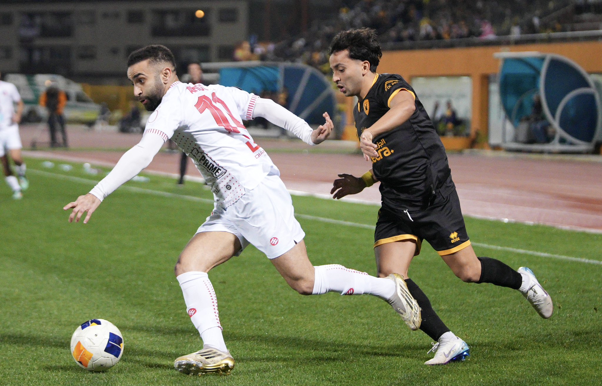 لاعب الكويت يتجاوز لاعب القادسية