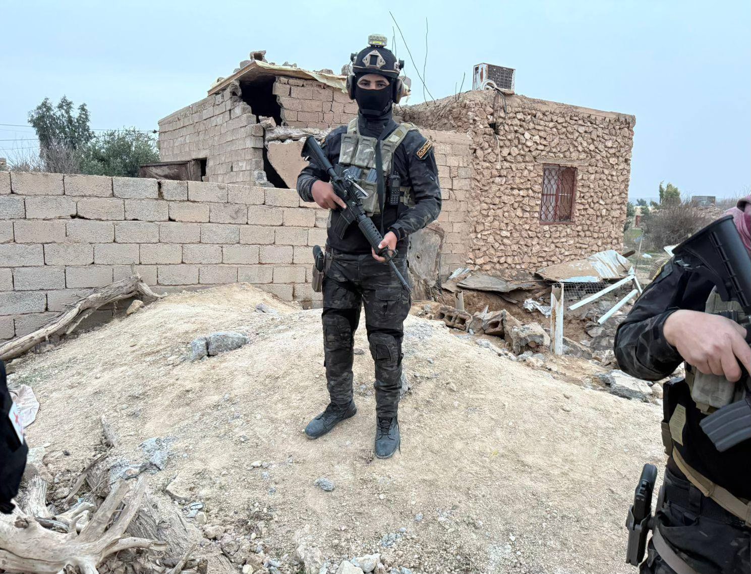 عنصر من الامن الوطني العراقي على انقاض بناية شهدت انتحار 3 ارهابيين في الانبار