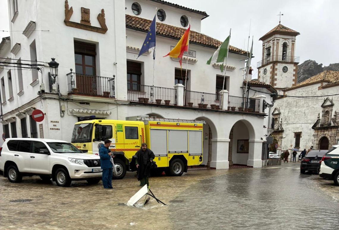 إجلاء 8000 شخص ومصرع امرأة بسبب العاصفة (ليونارد) في جنوب اسبانيا