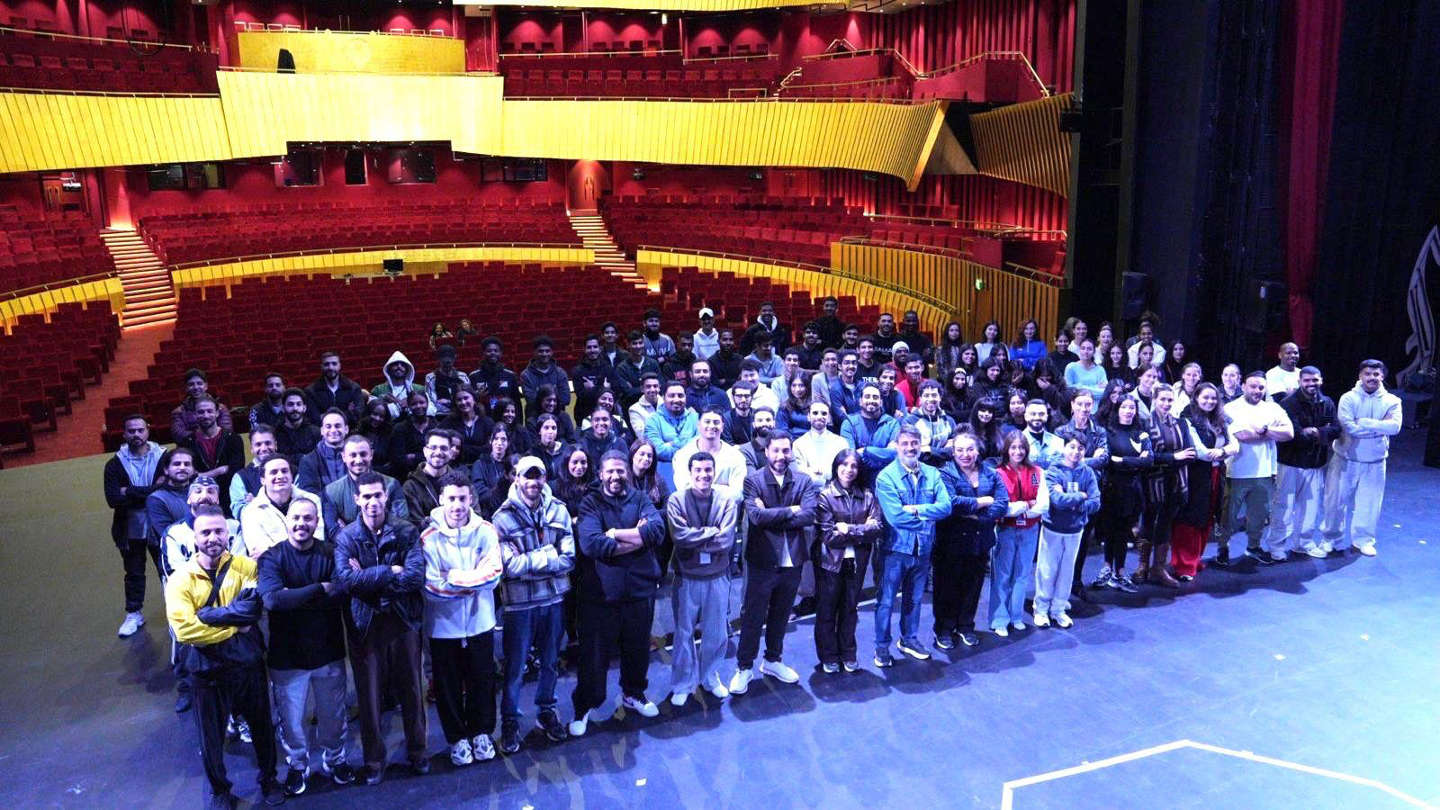 مشاركون في العرض المسرحي (نسيج)