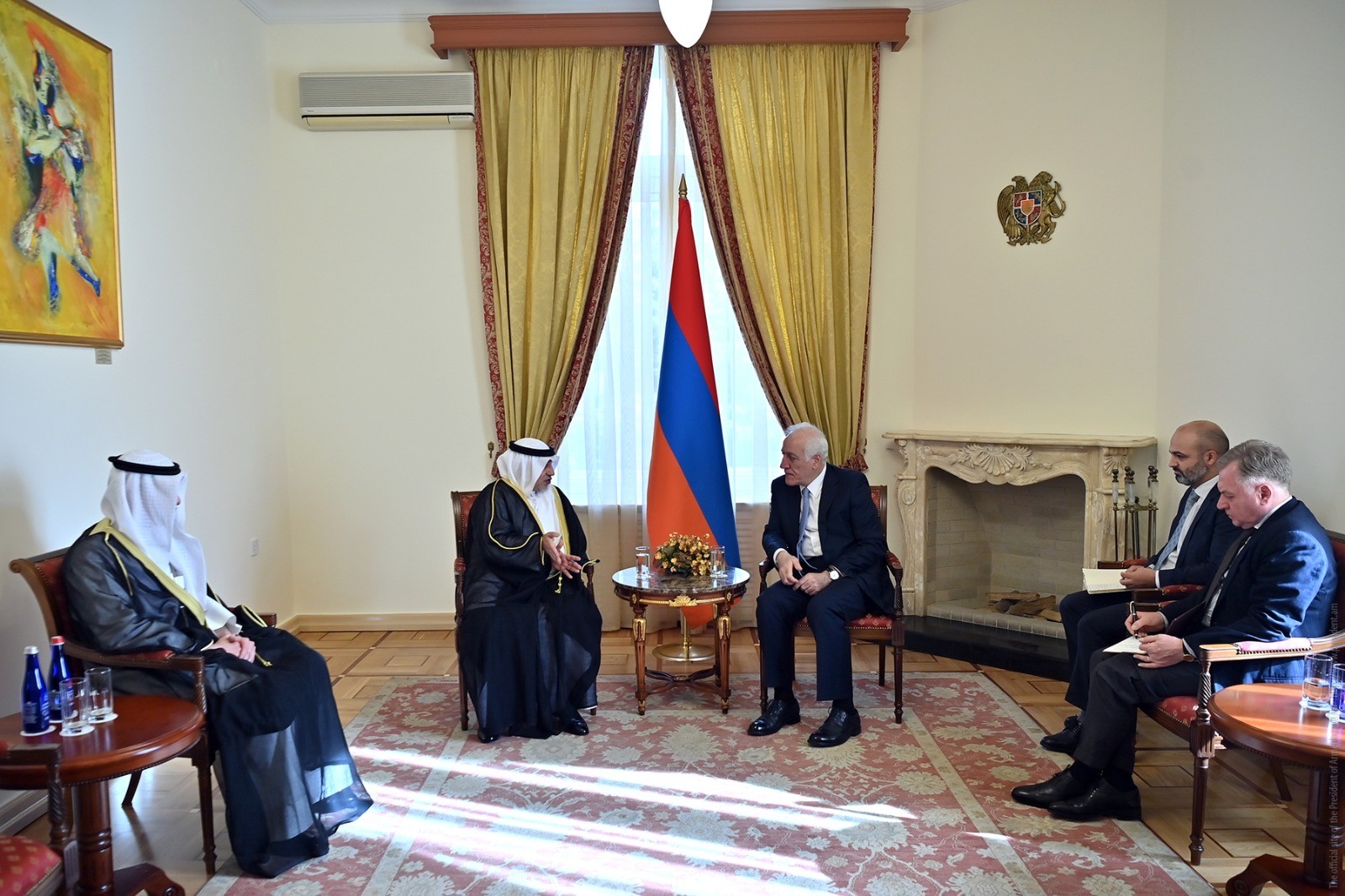 الرئيس الأرميني فاهاغن خاتشاتريان خلال استقباله السفير الكويتي لدى أرمينيا محمد العريفان