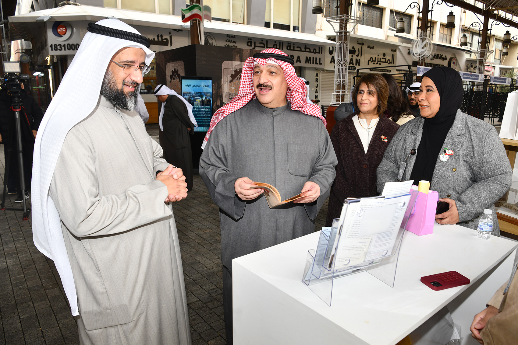 الوزير العوضي و قيادات الوزارة في الجناح التوعوي