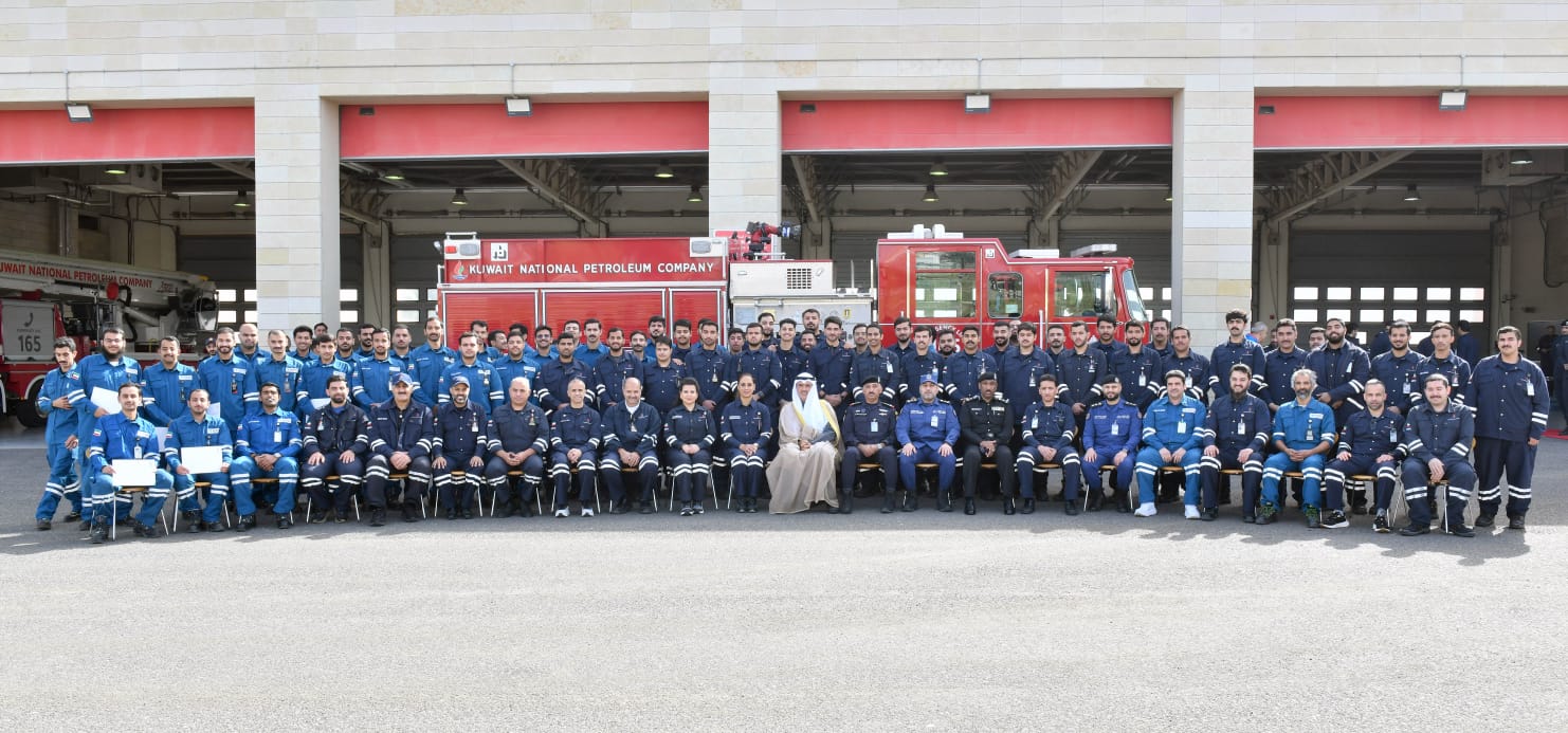 لقطة جماعية للخريجين مع الشيخ حمود الجابر ووضحة الخطيب.