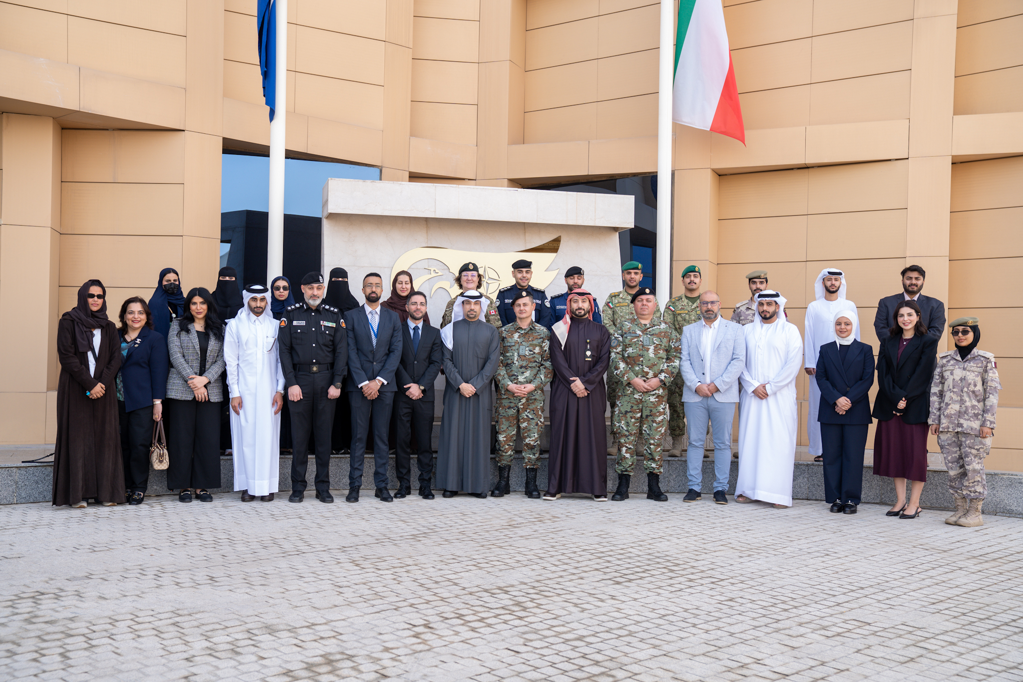 المشاركون ومنظمو دورة "أساسيات الشؤون العامة" في مركز (NIRC)