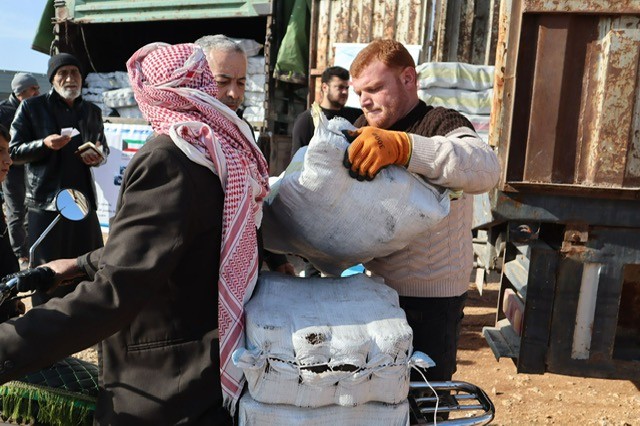 (نماء الخيرية) توزع سلالا غذائية ووقدا للتدفئة على اللاجئين السوريين في تركيا