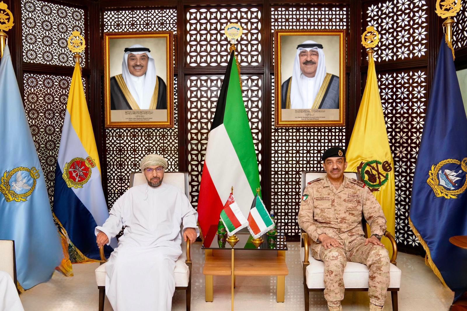 رئيس الأركان العامة للجيش الكويتي الفريق الركن خالد الشريعان مع سفير سلطنة عمان الشقيقة لدى دولة الكويت الدكتور صالح الخروصي