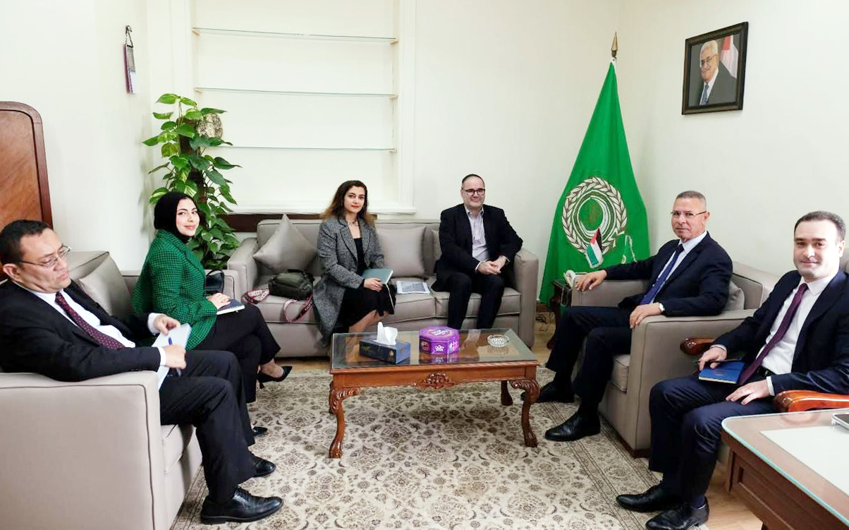 الأمين العام المساعد لقطاع فلسطين بالجامعة العربية السفير فائد مصطفى مع القائم بأعمال مدير مكتب (أونروا) بالقاهرة رولاند فريدريش