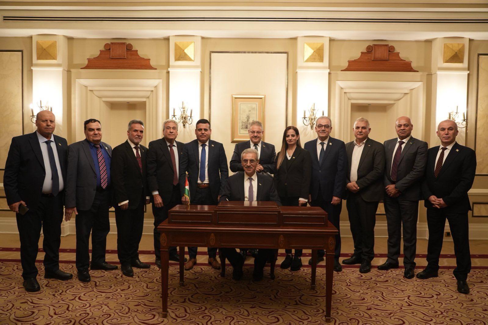 صورة أرشيفية لرئيس اللجنة الوطنية الفلسطينية لإدارة غزة الدكتور علي شعث وأعضاء اللجنة