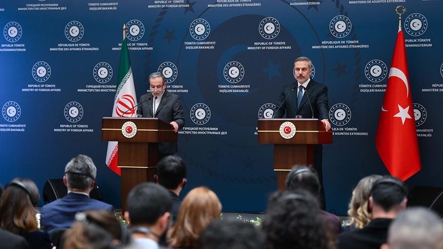 وزير الخارجية التركي هاكان فيدان مع نظيره الإيراني عباس عراقجي