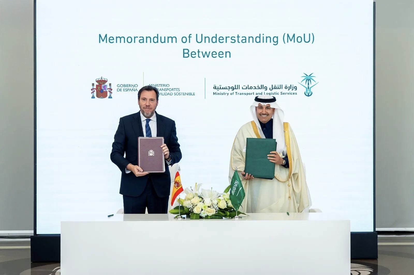 وزير النقل والخدمات اللوجستية السعودي المهندس صالح  الجاسر ووزير النقل الاسباني أوسكار بوينتي