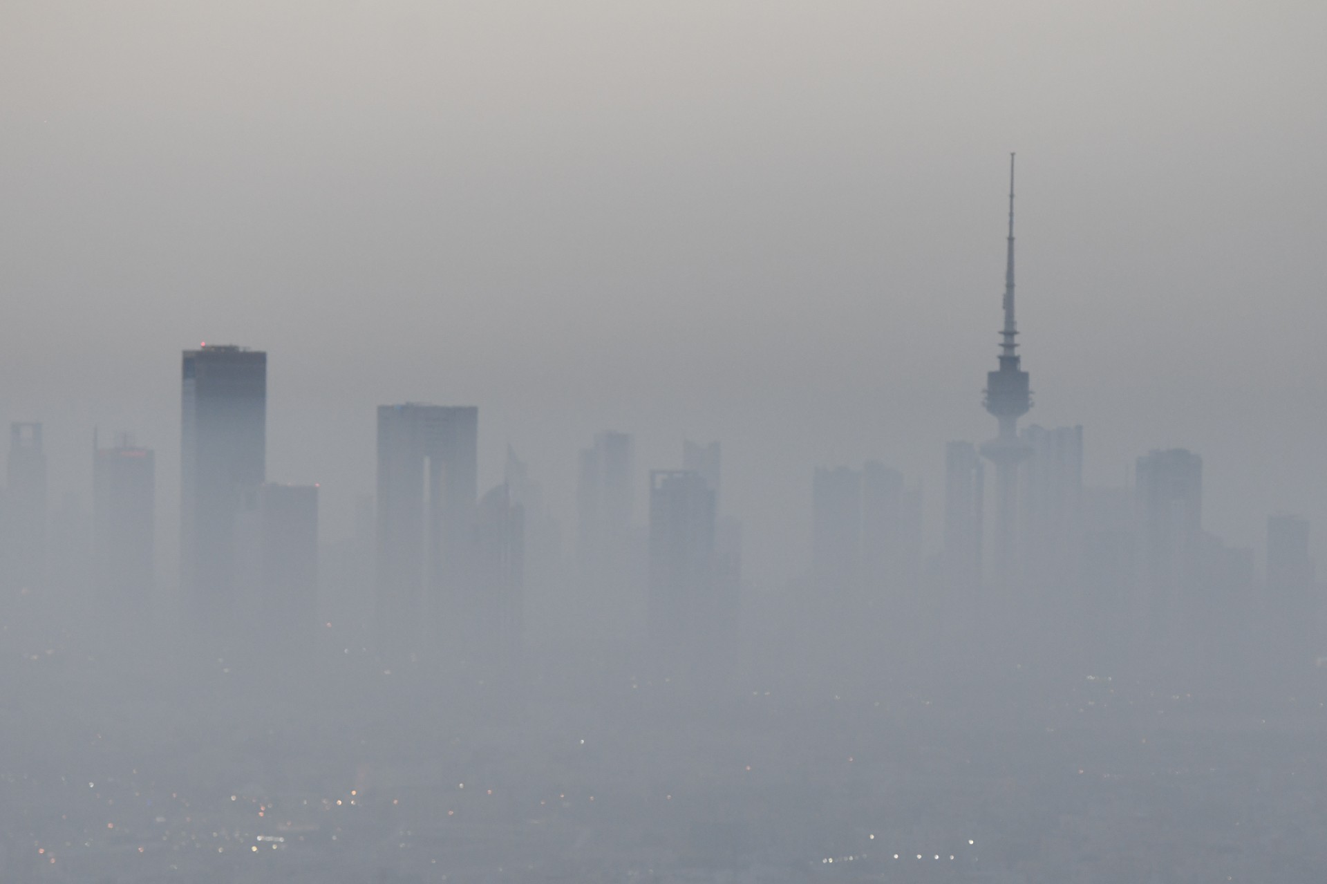 قمم ناطحات السحاب تعلو فوق الضباب في مشهد لافت يفيض بالدهشة والسكينة