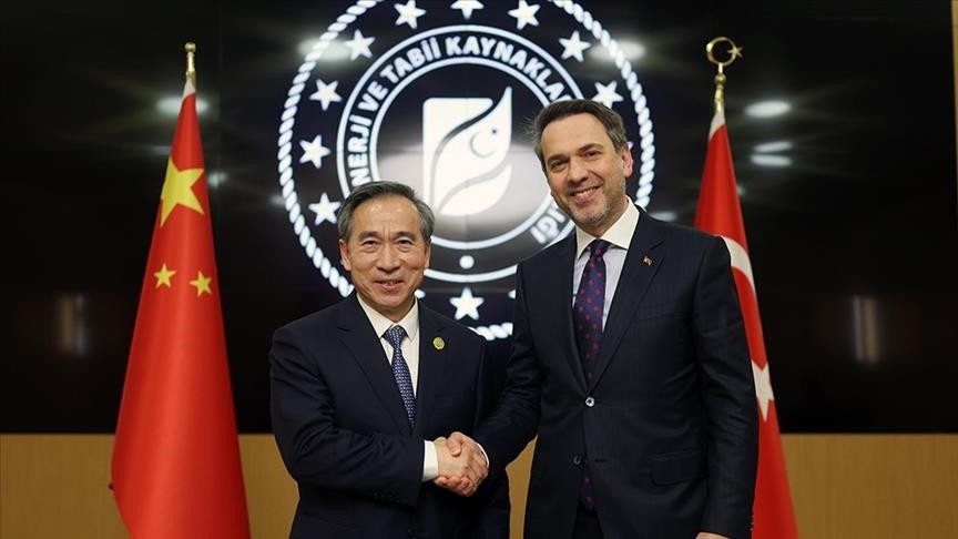 وزير الطاقة والموارد الطبيعية التركي ألب أرسلان بيرقدار مع رئيس المجلس الصيني لتعزيز التجارة الدولية رين هونغ