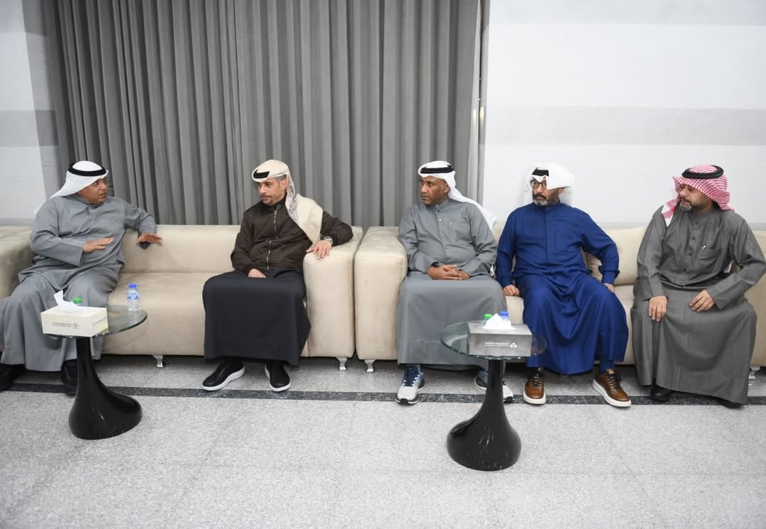 وزير الدولة لشؤون الشباب والرياضة الدكتور طارق الجلاهمة مع اعضاء الإتحاد الكويتي للإسكواش
