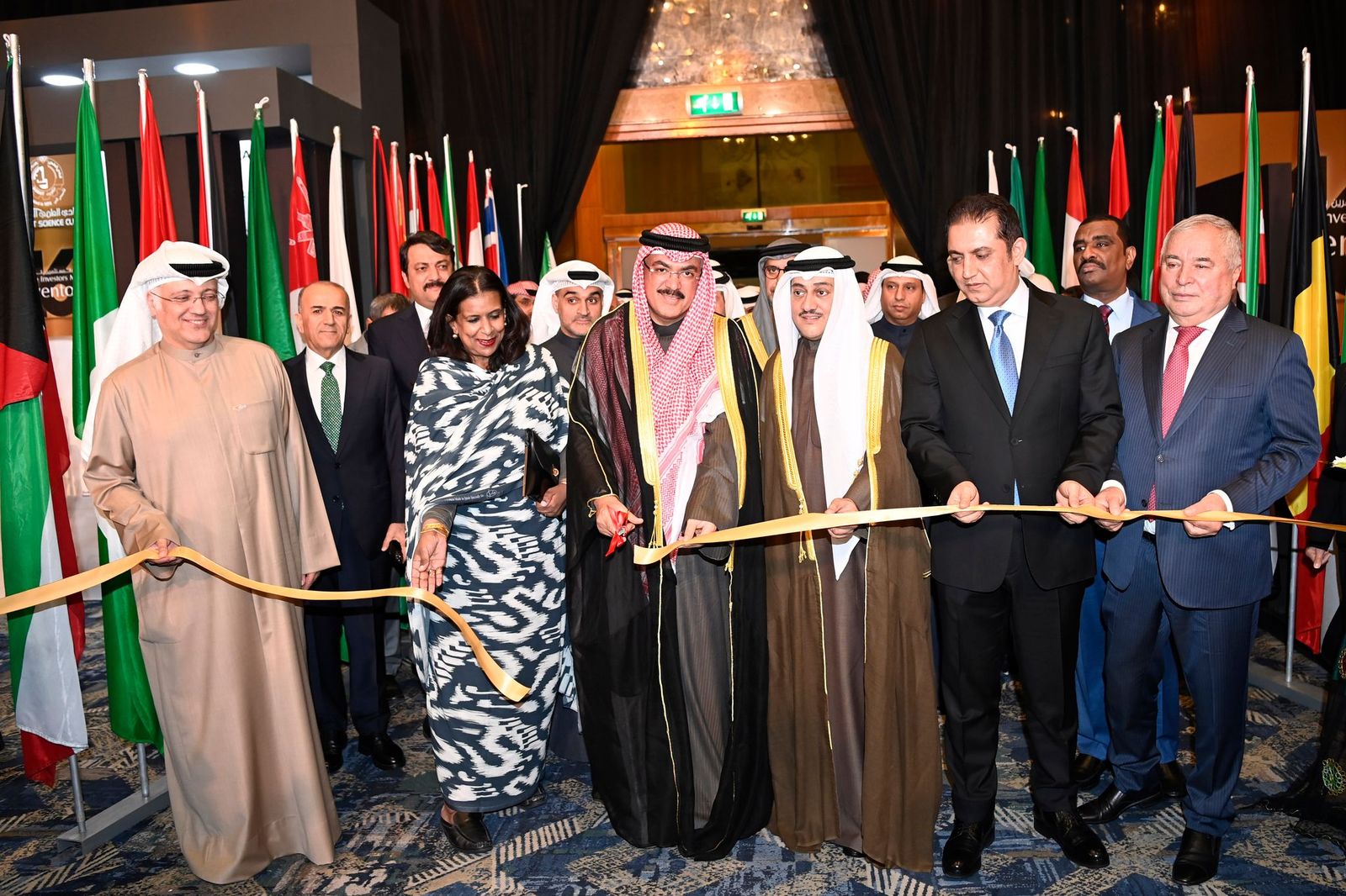 ممثل سمو ولي العهد وزير التربية يقص شريط افتتاح المعرض مع رئيس مجلس إدارة النادي العلمي طلال الخرافي وعدد من السفراء والدبلوماسيين