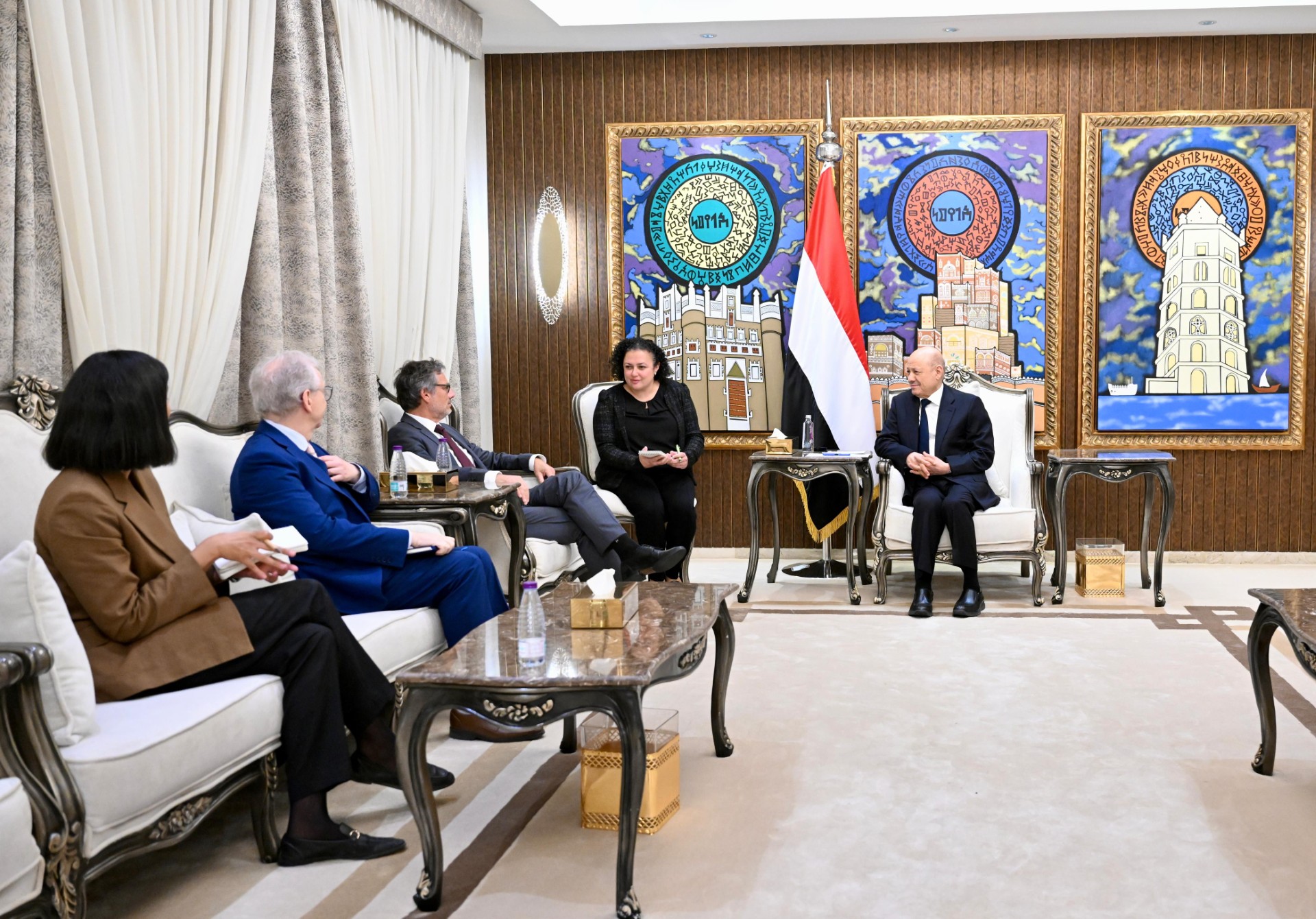 رئيس مجلس القيادة الرئاسي اليمني رشاد العليمي يلتقي الأمين العام لوزارة الدفاع الألمانية نيس بولتر والسفير الألماني لدى اليمن توماس شنايدر