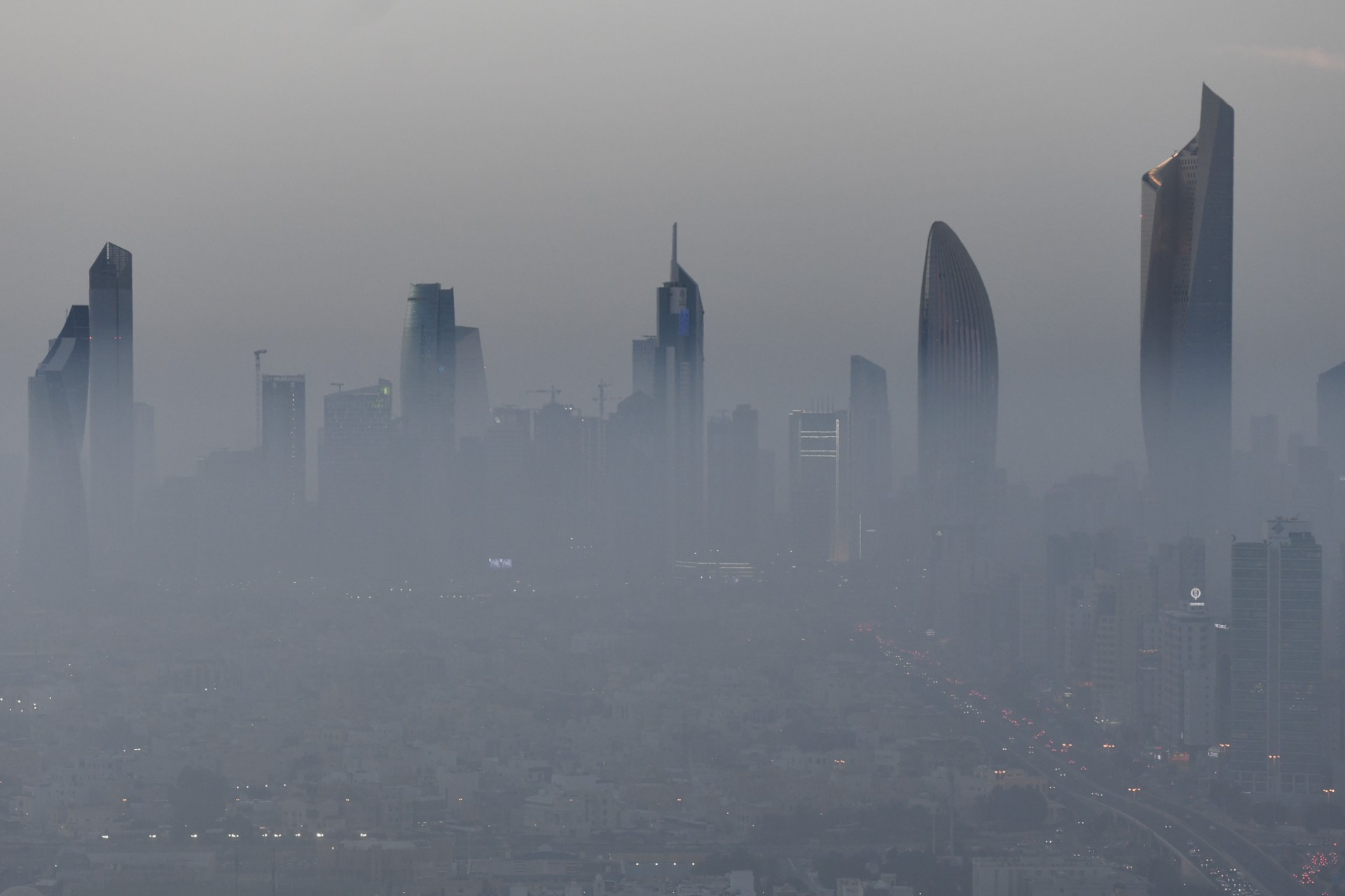 ضباب وانخفاض في مستوى الرؤية الأفقية وانعدامها على بعض المناطق حتى نهار الغد