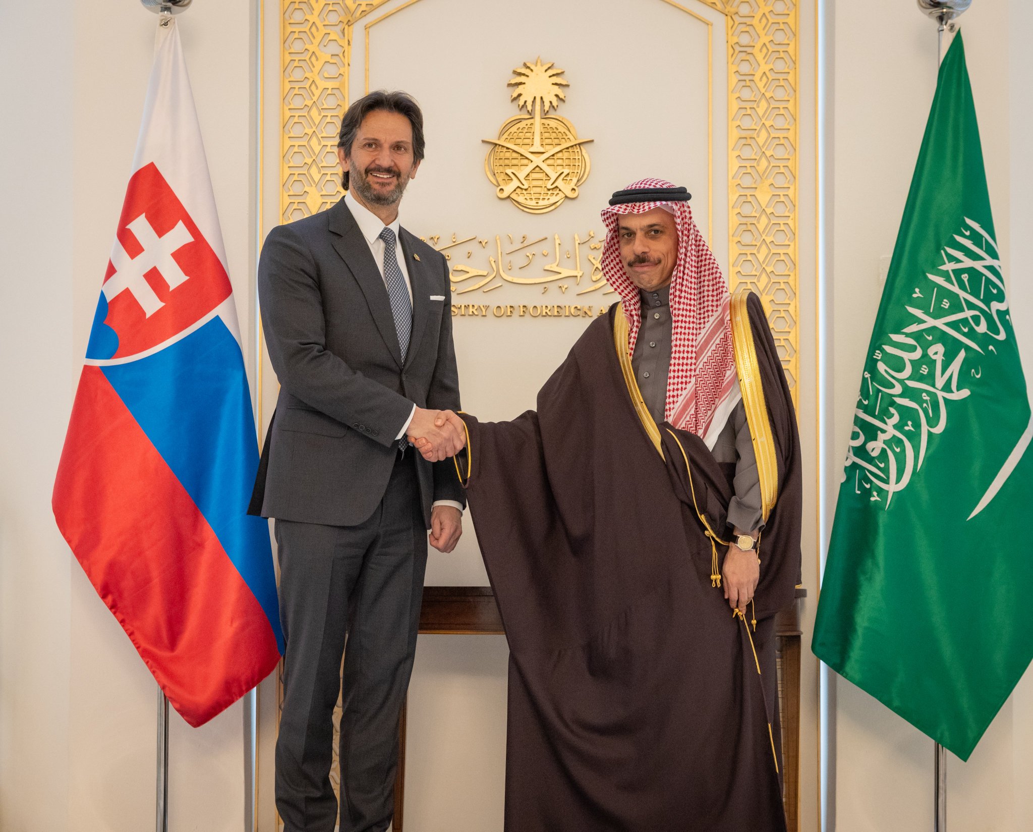 وزير الخارجية السعودي الأمير فيصل بن فرحان مع نائب رئيس الوزراء وزير الدفاع السلوفاكي روبرت كاليناك