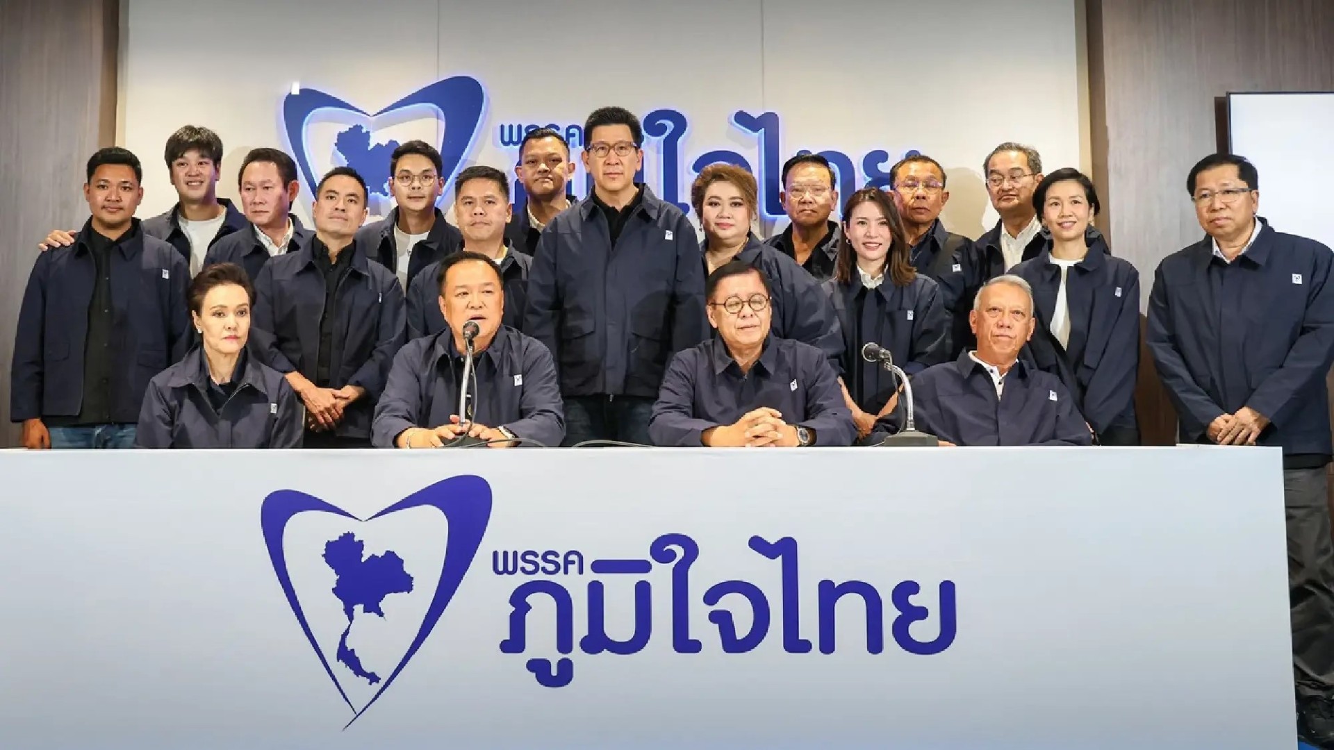 رئيس الوزراء التايلندي أنوتين تشارنفيراكول خلال مؤتمر صحفي في مقر حزبه (بهومجايثاي)