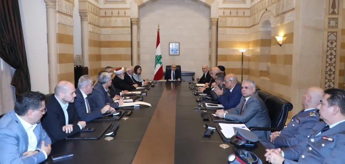 رئيس مجلس الوزراء اللبناني نواف سلام خلال اجتماع لمتابعة تنفيذ الإجراءات اللازمة لمعالجة قضية الأبنية المتصدعة في طرابلس