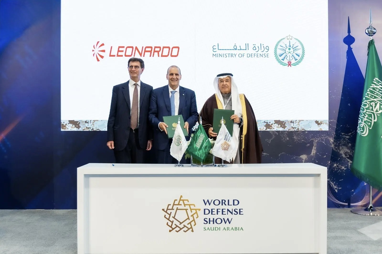 جانب من توقيع الاتفاقيات