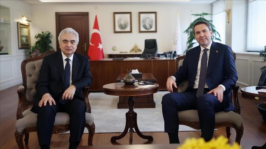 وزير الطاقة والموارد الطبيعية التركي ألب أرسلان بيرقدار مع رئيس وكالة الطاقة الدولية فاتح بيرول