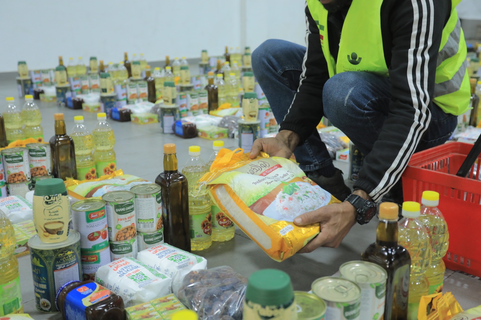 (نماء الخيرية) الكويتية توزع 595 سلة غذائية شمال قطاع غزة