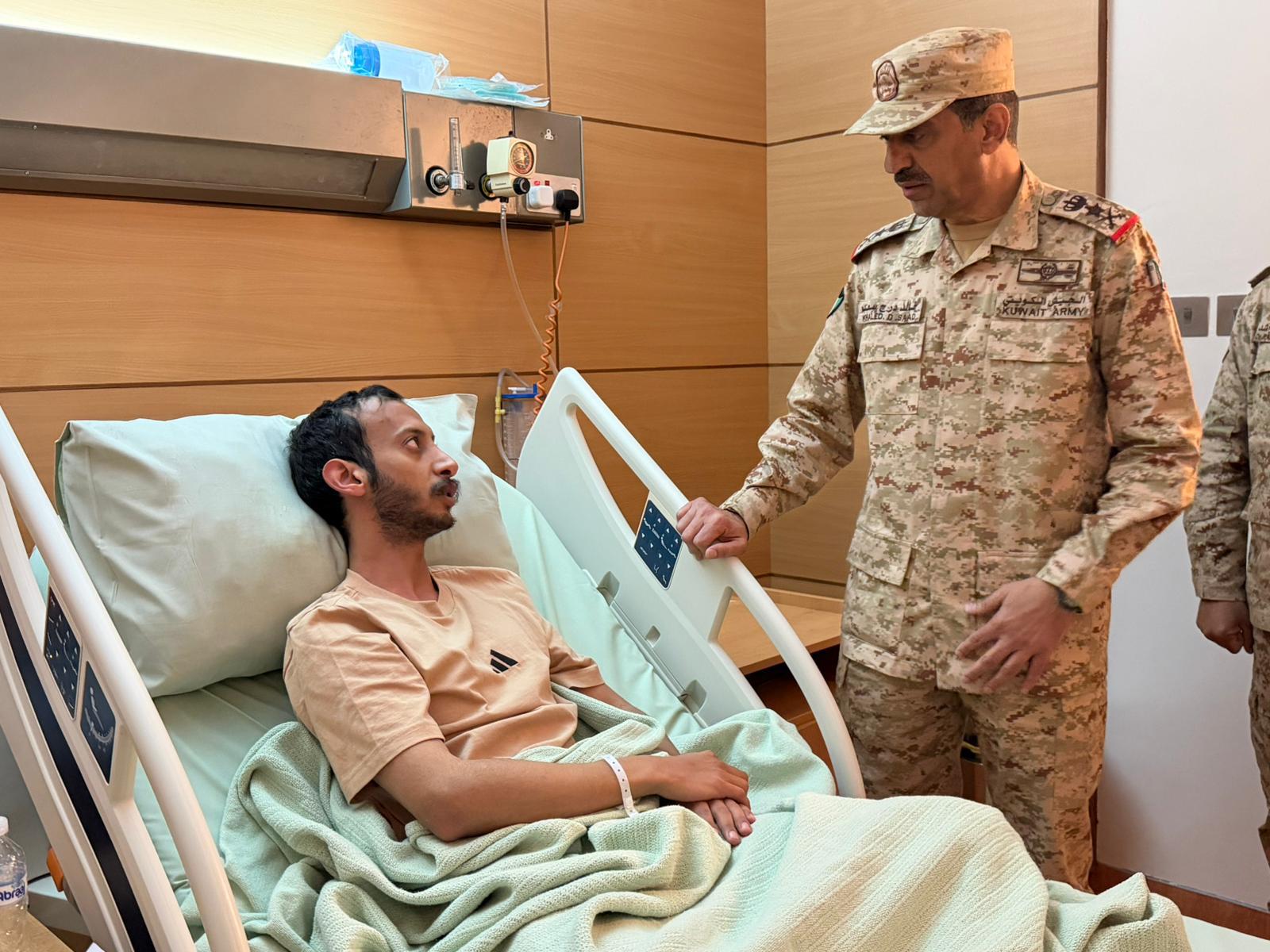 (رئيس الأركان)‏ يطمئن على صحة المصابين جراء سقوط شظايا في قاعدة علي السالم الجوية