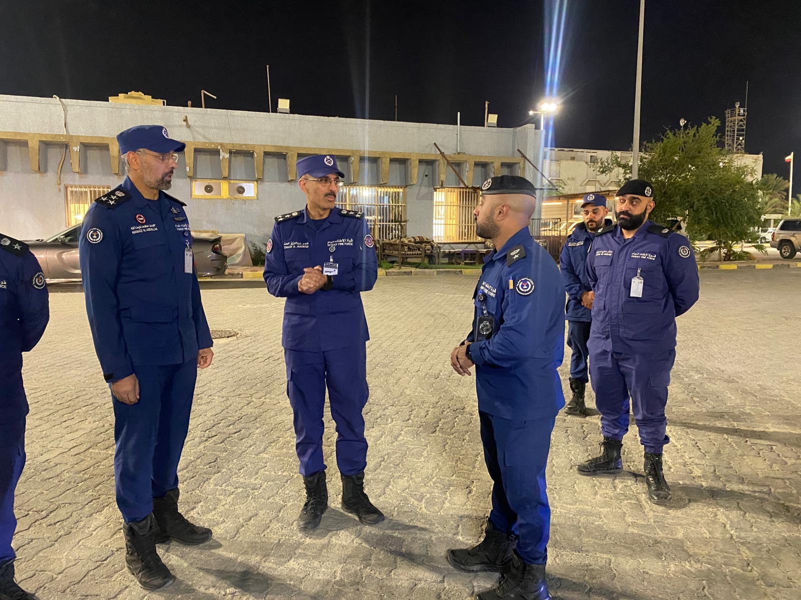 نائب رئيس قوة الإطفاء العام للحماية المدنية بالتكليف خلال تفقده نقطة تأمين ميناء الدوحة