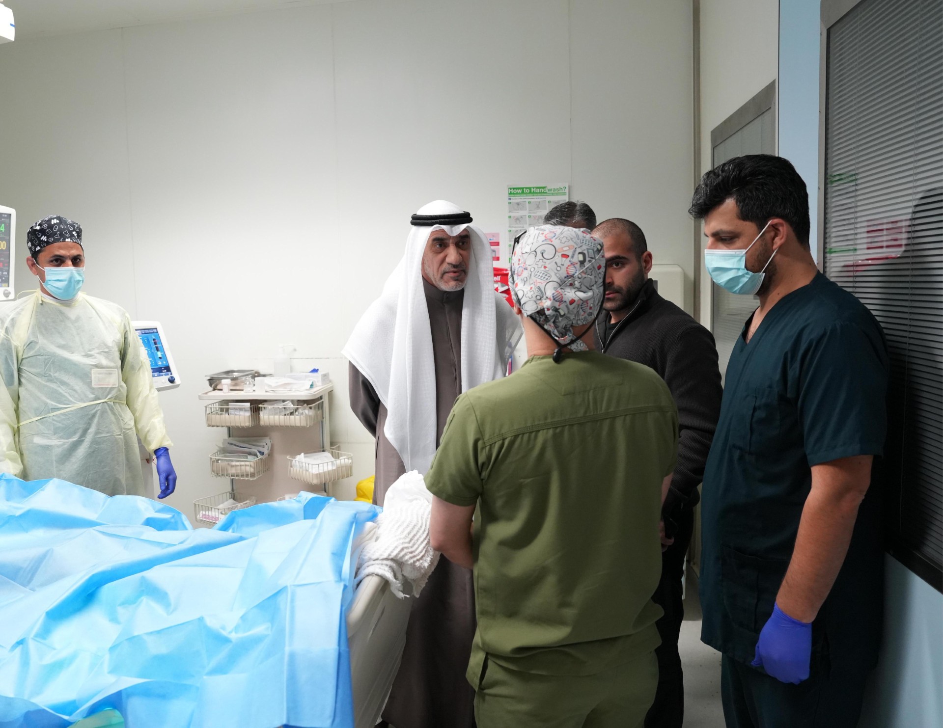 النائب الأول لرئيس مجلس الوزراء ووزير الداخلية الشيخ فهد يوسف سعود الصباح لدى زيارته المصابين في مستشفى العدان للاطمئنان على حالتهم الصحية