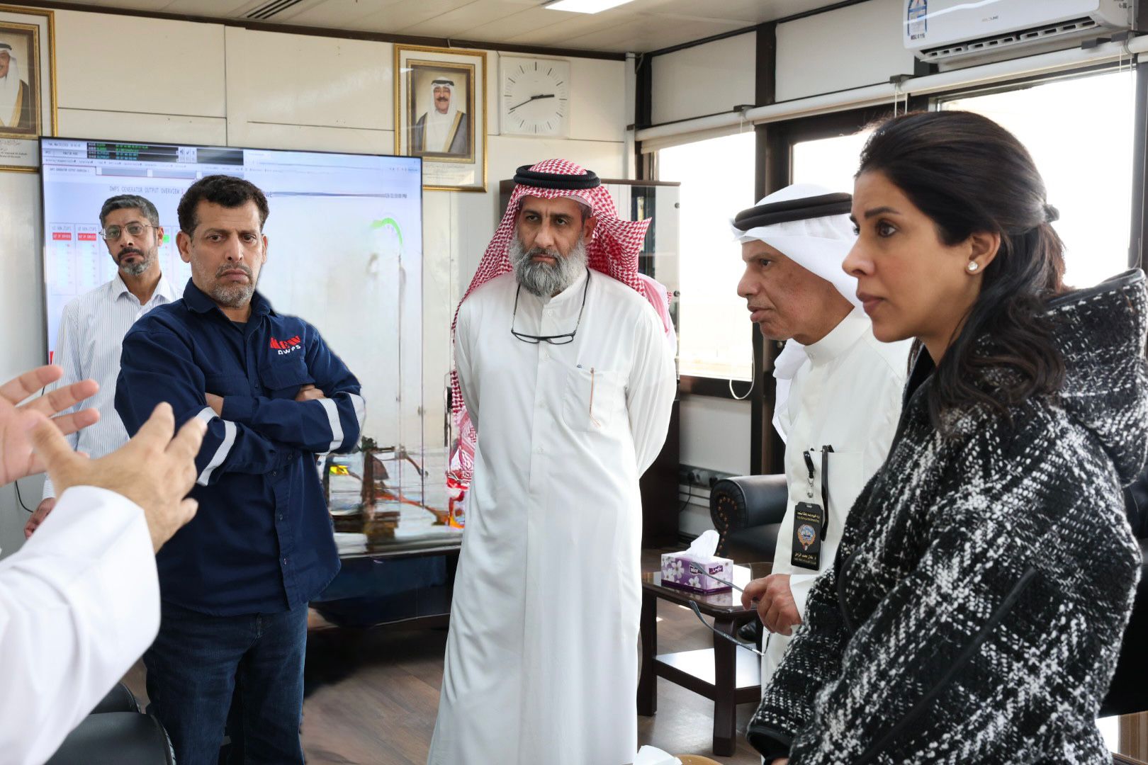 وزير الأشغال العامة ووزير الكهرباء والماء والطاقة المتجددة بالوكالة الدكتورة نورة المشعان تتفقد محطة الدوحة الغربية عقب حادث سقوط شظايا