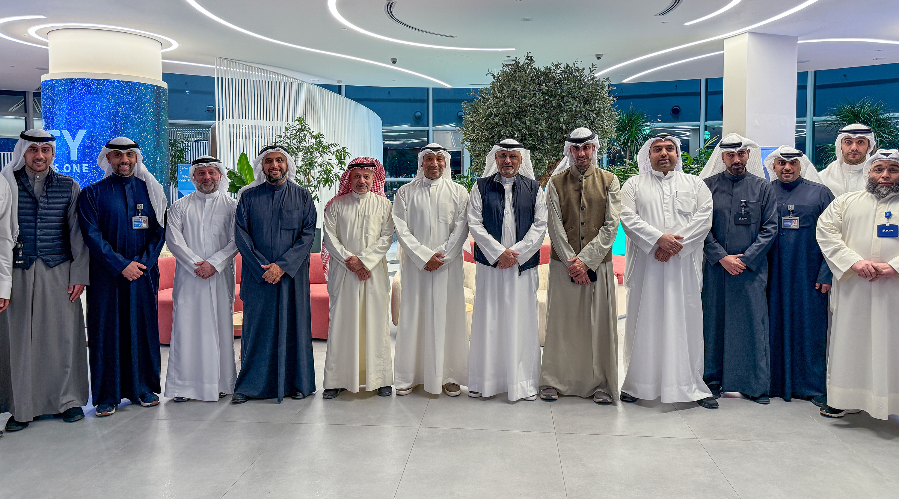 وزير الدولة لشؤون الاتصالات وتكنولوجيا المعلومات ووزير الإعلام والثقافة بالوكالة عمر العمر ورئيس مجلس إدارة الهيئة العامة للاتصالات وتقنية المعلومات الدكتور خالد الزامل ونائب رئيس مجلس الإدارة والرئيس التنفيذي في مجموعة زين بدر الخرافي في صورة جماعية