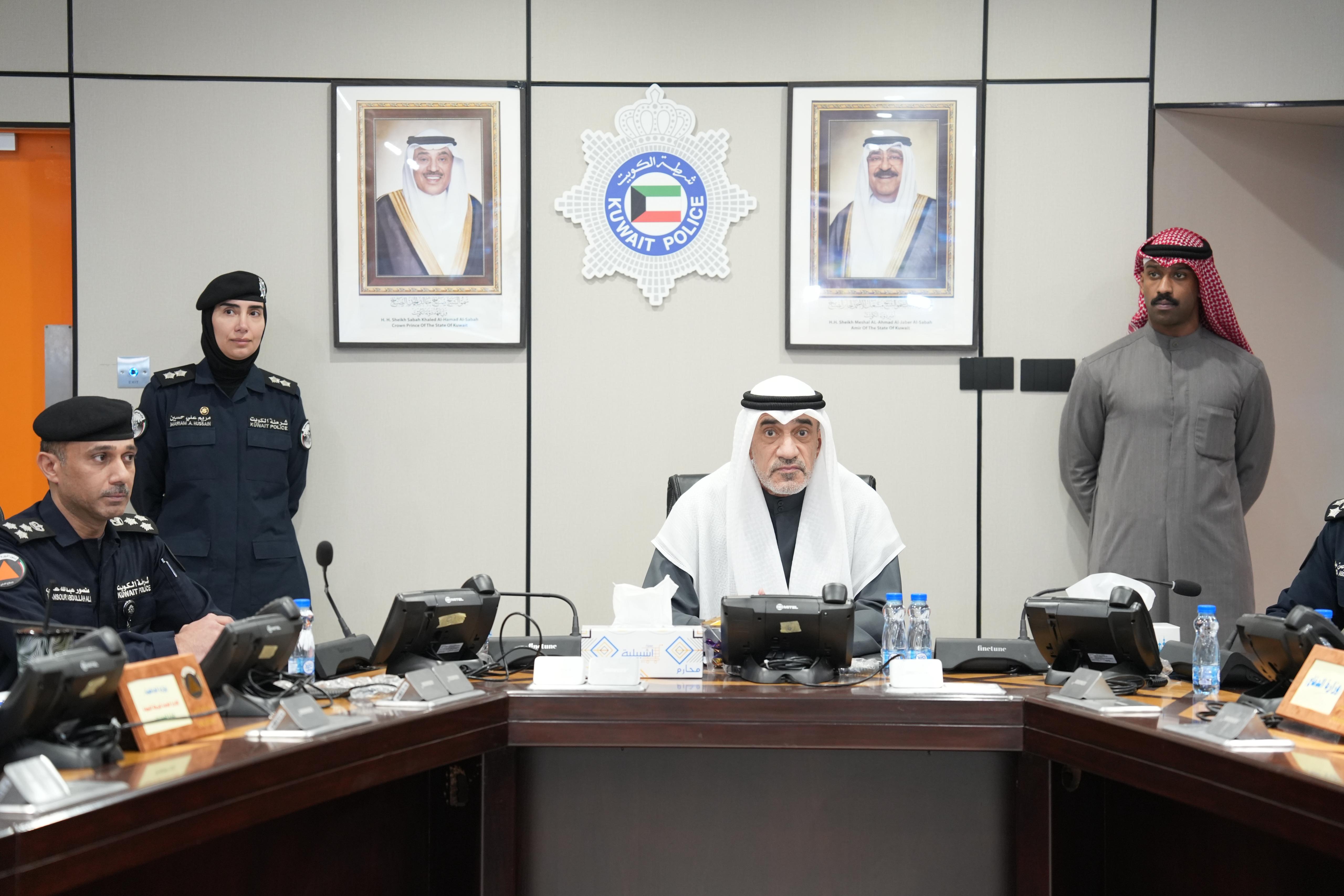 النائب الأول لرئيس مجلس الوزراء ووزير الداخلية الشيخ فهد يوسف سعود الصباح لدى زيارته غرفة عمليات الدفاع المدني